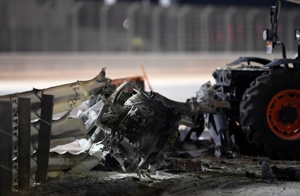 Romain Grosjean perdió el control de su monoplaza tras rozar su llanta con otro piloto y se impactó con una barda. El piloto francés logró salir ileso de su auto en llamas con leves quemaduras en manos y pies durante el Gran Premio de Barein en la Formula 1.