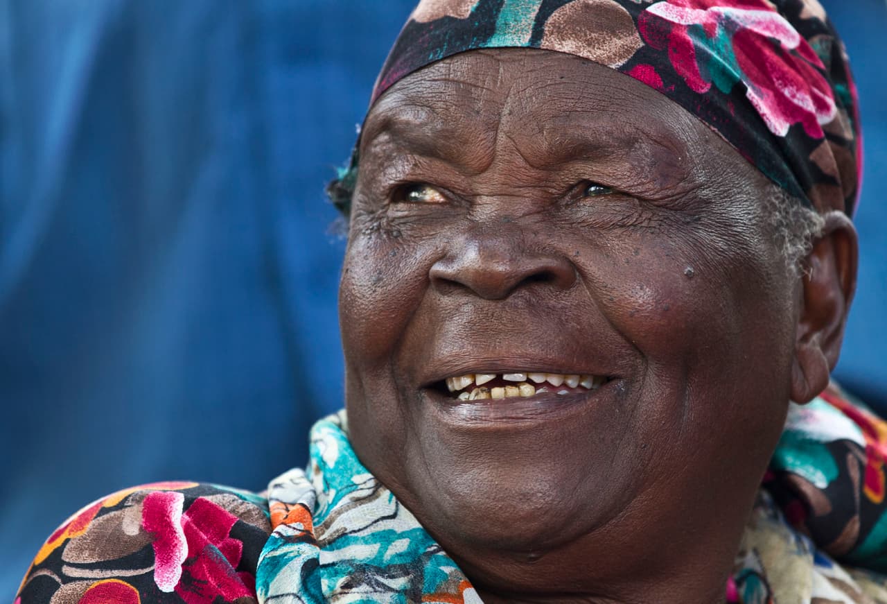 ‘Mamá Sarah’, como le decían cariñosamente a la abuela de 
<a href="https://www.univision.com/temas/barack-obama"><u>Barack Obama</u></a>, se destacó por promover la educación para niños y huérfanos en su aldea rural de Kogelo, al oeste de Kenia. Según confirmaron familiares y autoridades, falleció alrededor de las 4 de la madrugada mientras recibía tratamiento en un hospital de Kisumu, una ciudad cercana a la aldea.