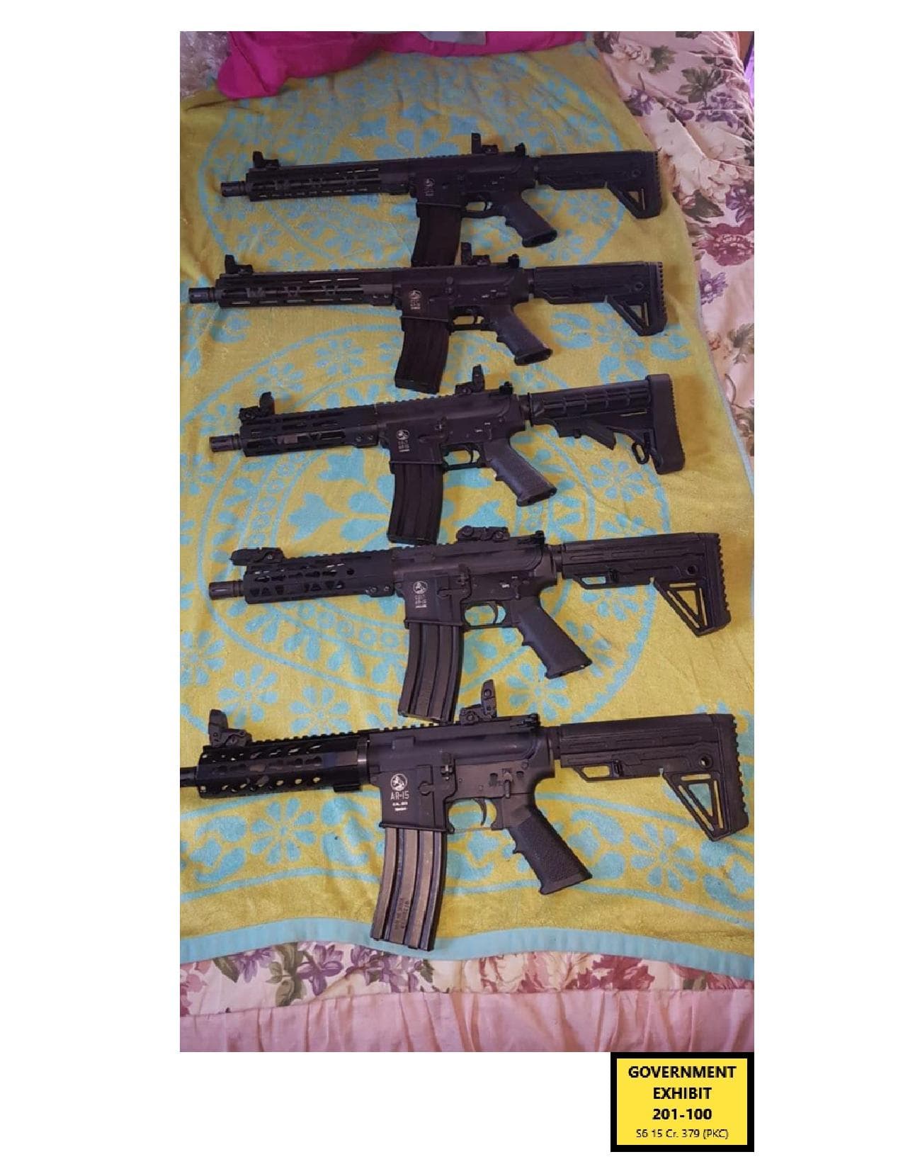 El abogado de la defensa, Eylan Schulman, señaló que no había fotos de Geovanny Fuentes con armas o dinero en efectivo, o drogas. "No se dejen engañar por las imágenes", dijo al jurado, "en el mundo de las redes sociales en el que vivimos hoy, todos ustedes sabrán que las imágenes podrían haber venido de cualquier parte".