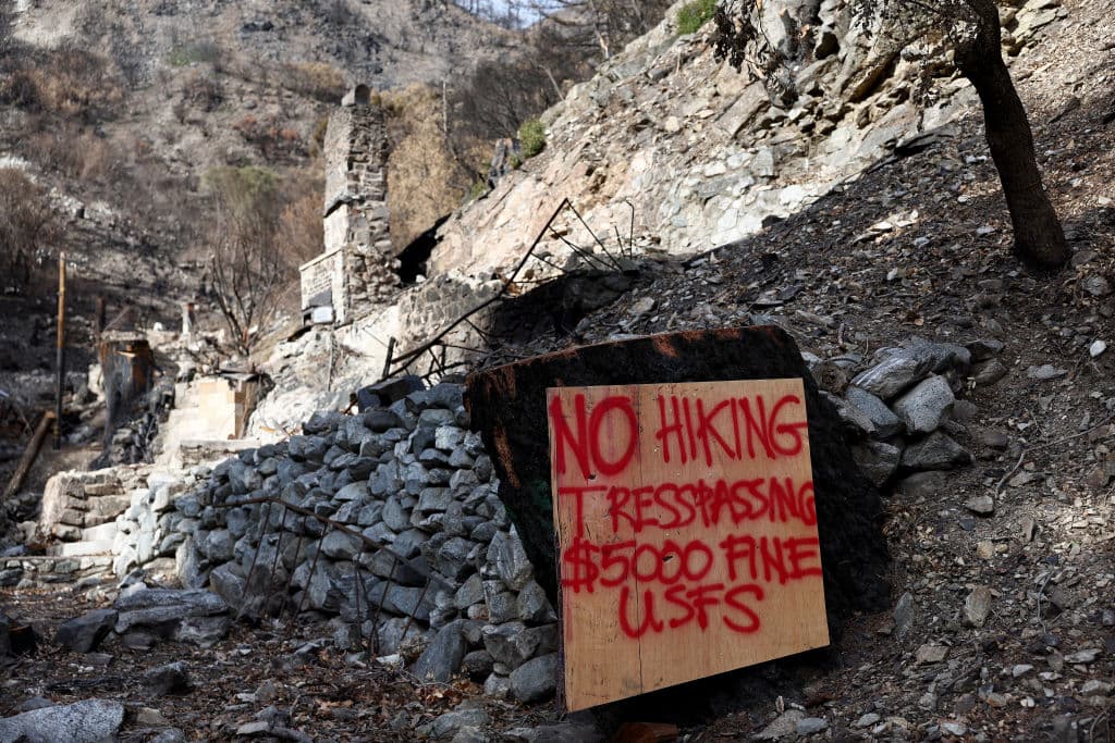 "No senderismo. Invadir 
<b>conlleva una multa de $5,000</b>" del Servicio Forestal de los Estados Unidos (USFS, por sus siglas en inglés) advierte este letrero rústico 
<b><a href="https://www.univision.com/local/los-angeles-kmex/julian-sands-hallan-restos-zona-mount-baldy-desaparicion-actor" target="_blank">en Mount Baldy</a></b>. Los senderistas deben saber que, 
<b>aunque no luzca como los avisos oficiales</b>,
<b> la información</b> que aquí se ofrece 
<b>es real</b>.