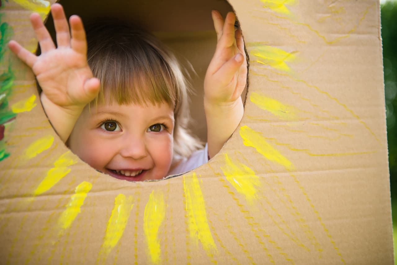 "Tu hijo va a ser más inteligente cuanto más juego libre tenga, cuanto más explore por sí mismo", dice Banderas. “Cuando estás frente a una pantalla, con gran estímulo visual, 
<b>terminas por perder el interés ante las cosas naturales, mucho más sutiles</b>. Para seguir teniendo interés necesitas cada vez más y más dosis de estimulación”.