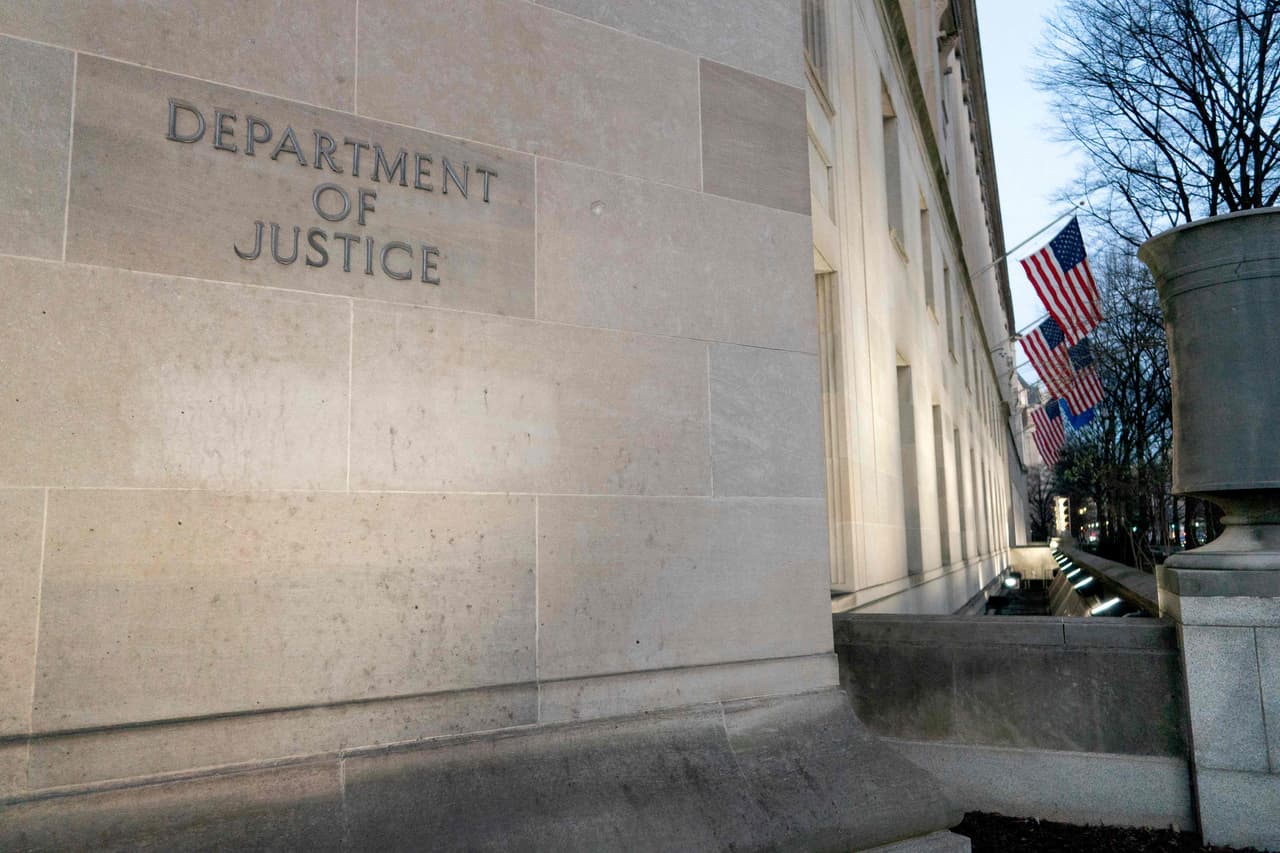 Adicionalmente, el 
<b>Departamento de Justicia de Estados Unidos</b> lanzó un grupo de trabajo especial, denominado 
<b>‘KleptoCapture’</b>, cuya misión es incautar activos pertenecientes a estos individuos, incluyendo propiedades privadas, aviones y superyates.
<br>
<br>
<b>Relacionado:</b> 
<a href="https://www.univision.com/carros/carros-y-famosos/bielorrusia-recordamos-tanque-anfibio-maradona-recibio-regalo-fotos">Bielorrusia: recordamos al enorme tanque anfibio que Maradona recibió de regalo</a>