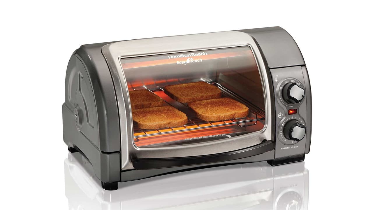 El tostador usa 1,100 watts por hora, aunque es uno de los electrodomésticos que no se usan todo el día por periodos prolongados de tiempo.
<br>