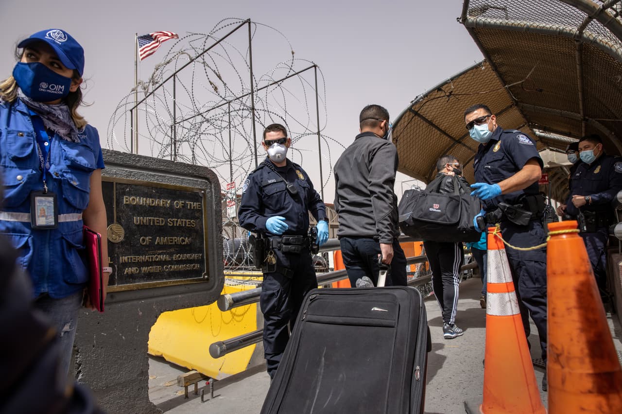 <b>El fin de la espera por el asilo en México y la oleada de niños migrantes no acompañados: "No dejen su pueblo, ciudad o comunidad".</b> 
<br>
<br>Solicitantes de asilo cruzando a Estados Unidos desde Ciudad Juárez, México, el 16 de marzo. Biden suspendió los ‘Protocolos de Protección al Migrante’, 
<a href="https://www.univision.com/noticias/inmigracion/fin-tolerancia-cero-oleada-menores-complicada-situacion-frontera-fotos-fotos"><u>una política de Trump que mantenía a los solicitantes de asilo del otro lado de la frontera</u></a> y ordenó que se recibiera a los menores no acompañados. 
<br>
<br>Esto ha permitido la entrada de algunos adultos al país a esperar sus trámites, pero ha provocado una nueva ola de menores migrantes que ha sido calificada por el nuevo gobierno como un “problema serio”. El presidente pidió a los inmigrantes indocumentados 
<a href="https://www.univision.com/noticias/inmigracion/joe-biden-inmigracion-frontera-eeuu-andrew-cuomo-entrevista-abc"><u>que no viajen a Estados Unidos, de acuerdo con una entrevista concedida a la cadena ABC News</u></a>.