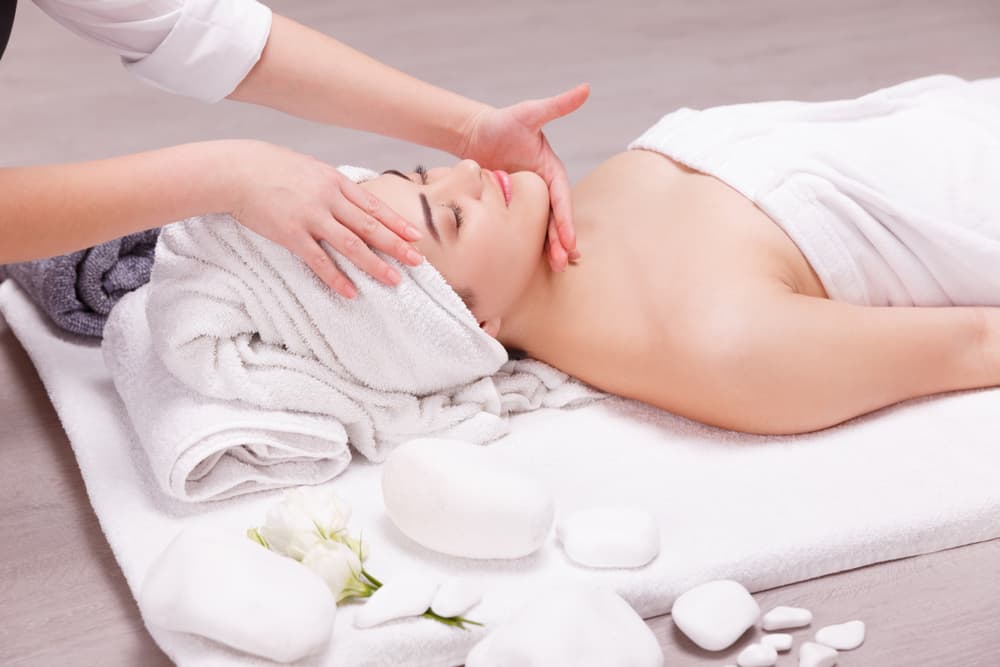 Eso incluye hasta darte uno que otro gustito para bajar la tensión, ansiedad y cualquier problema que se te atraviese en tu camino estos días de Mercurio retrógrado. Ve a un spa o a que te den un rico masaje para que te relajes y puedas tener la mente clara y perspicaz. Así, enfrentarás cualquier reto con la mejor actitud.