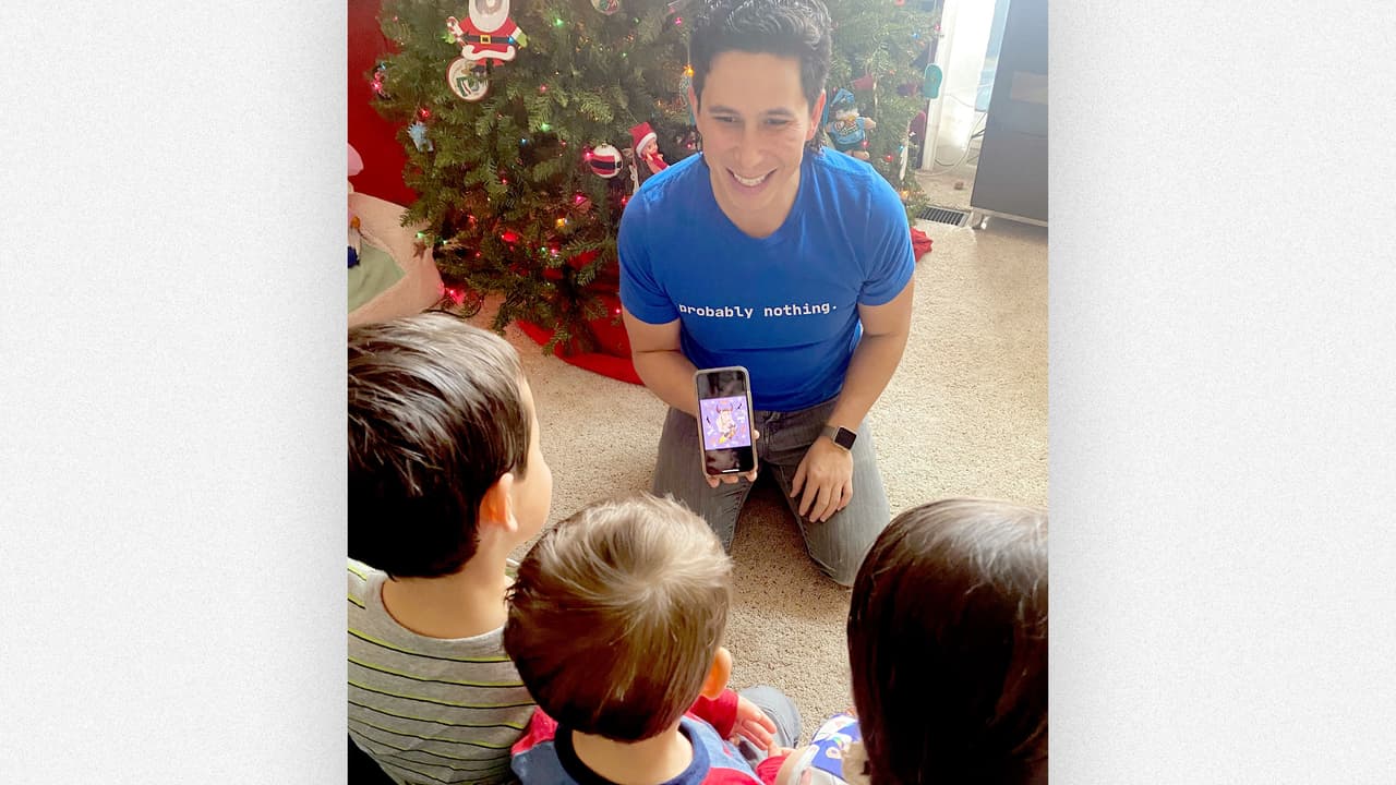 Santiago Gonzales muestra a sus hijos un NFT que compro de los Wall St Bulls (Los Toros de Wall St).