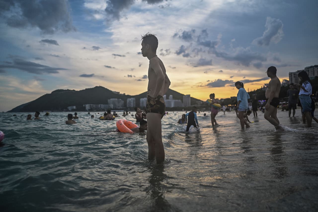 Una imagen de la playa Dadonghai, en Sanya, un popular destino vacacional del país. Según los informes, unos 80,000 turistas han quedado varados por el cierre en Sanya. 
<br>