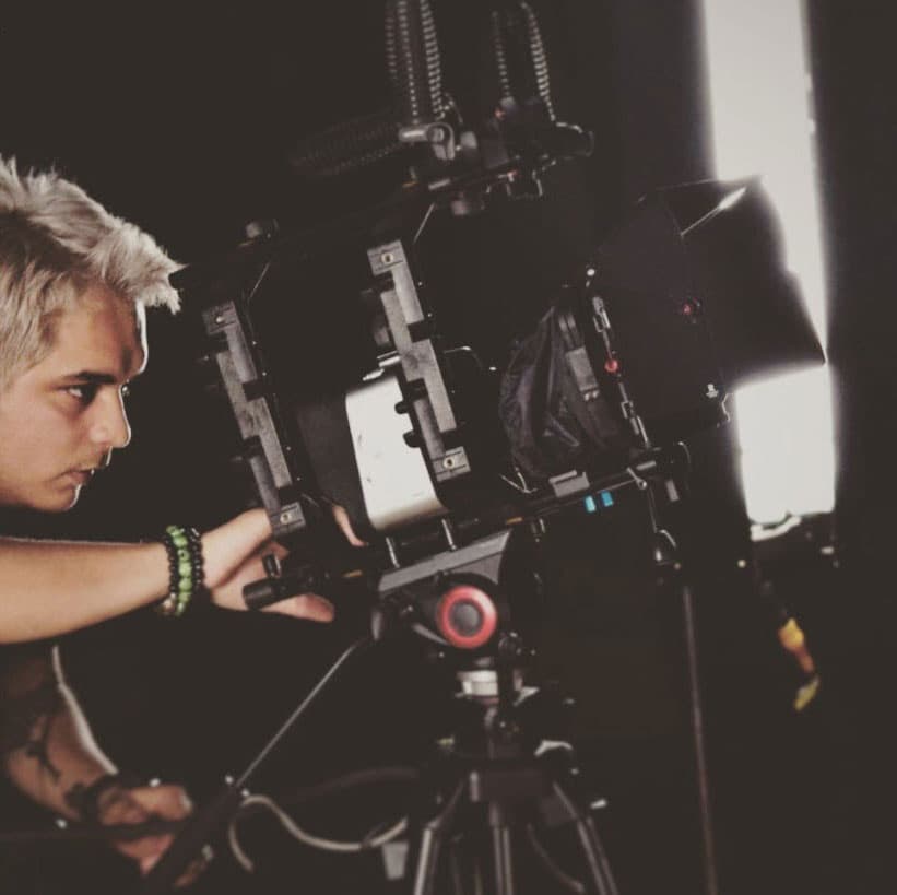Aunque desapareció de los medios por un tiempo, 
<b>Fabián siguió en el mundo del entretenimiento como actor, director y productor</b> en su tierra natal.