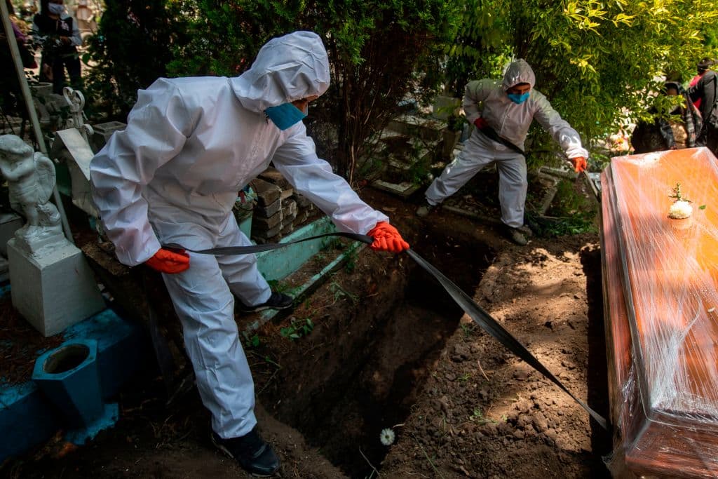 Sepultureros trabajan durante un funeral en el cementerio de San Isidro en Azcapotzalco. 
<br>
<br>El gobierno reconoce que las cifras reales pueden ser superiores a las oficiales. Algo que se debe al nivel extremadamente bajo de pruebas que se realizan en México. 
<br>
<br>La nación apenas ha realizado aproximadamente 1 millón 50,000 pruebas hasta la fecha, mucho menos de una por cada 100 habitantes. 
<br>
<br>