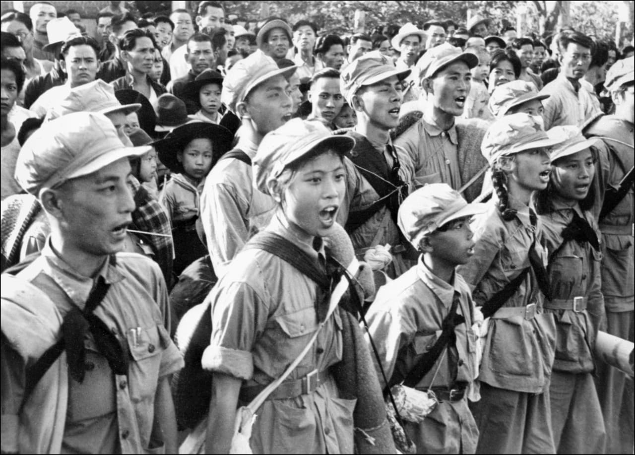 <b>1949, Revolución China. </b>Después de más de 20 años de guerra civil, los comunistas liderados por Mao Zedong toman el poder en China en 1949 frente al bando nacionalista. Estados Unidos, que había respaldado a los nacionalistas contra las fuerzas japonesas durante la Segunda Guerra Mundial, apoya al gobierno de China exiliado en Taiwán, marcando el inicio de varias décadas de limitadas relaciones entre ambos países.
<br>