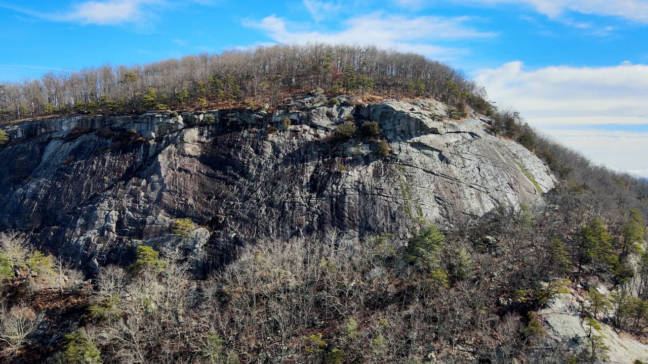 Para llegar a la montaña, deberás dirigirte al 
<b>Mount Yonah Trailhead</b>. Encuentra instrucciones para tu GPS, 
<b><a href="https://maps.app.goo.gl/6Qb29HBK5bxTDdub8">aquí</a></b>.