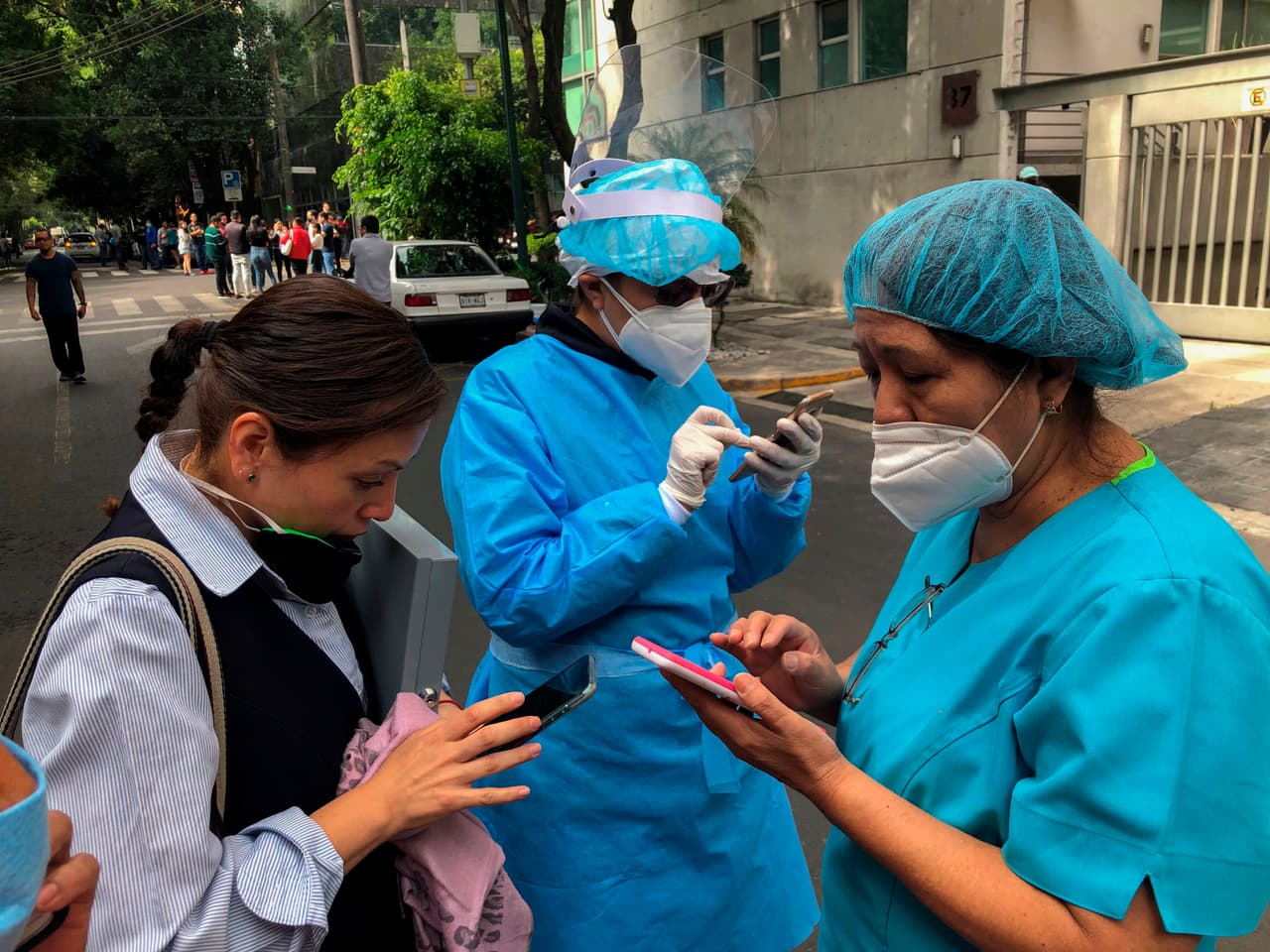 Residentes de la capital mexicana salieron a las calles al escuchar la alerta sísmica en las diferentes zonas de la ciudad.