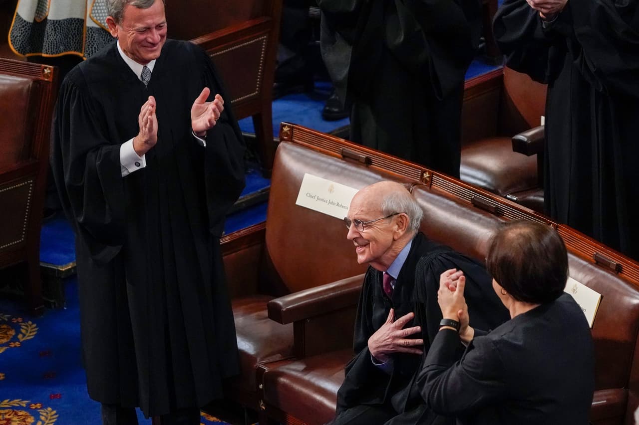 Biden agradeció al magistrado de la Corte Suprema Stephen Breyer por sus años de servicio, ya que pronto se retirará de su cargo. El presidente nominó para su sustitución a la jueza Ketanji Brown Jackson.