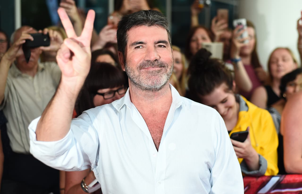 <b>Puesto 12. Simon Cowell.</b> El famoso juez de programas como 
<i>American Idol, The X Factor y America's Got </i>Talent abandonó la escuela a los 16 años. Entonces comenzó a trabajar en la oficina de correspondencia de una disquera y allí conoció a decenas nuevos talentos musicales. Se convirtió en un consultor de primer nivel en esa industria y ayudó a desarrollar concursos para encontrar nuevos artistas. Tiene un patrimonio neto estimado de 600 millones de dólares.