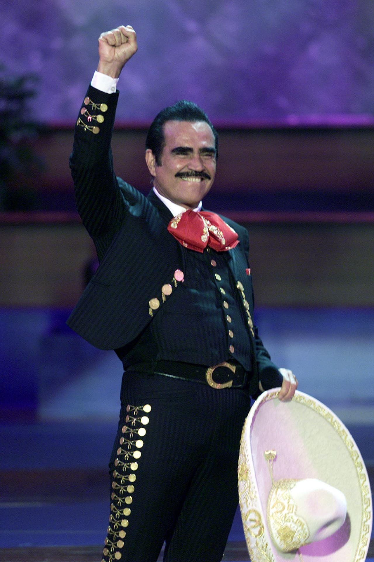En 2013 anunció que se retiraba de los escenarios y en 2016 realizó su último concierto en la Ciudad de México, de donde precisamente salió el disco ganador en los Grammy.