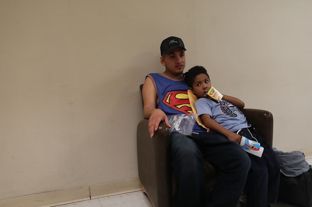 Ariel y su hijo José, de 7 años, se reunieron después de dos meses de estar separados. Son originarios de Honduras.
