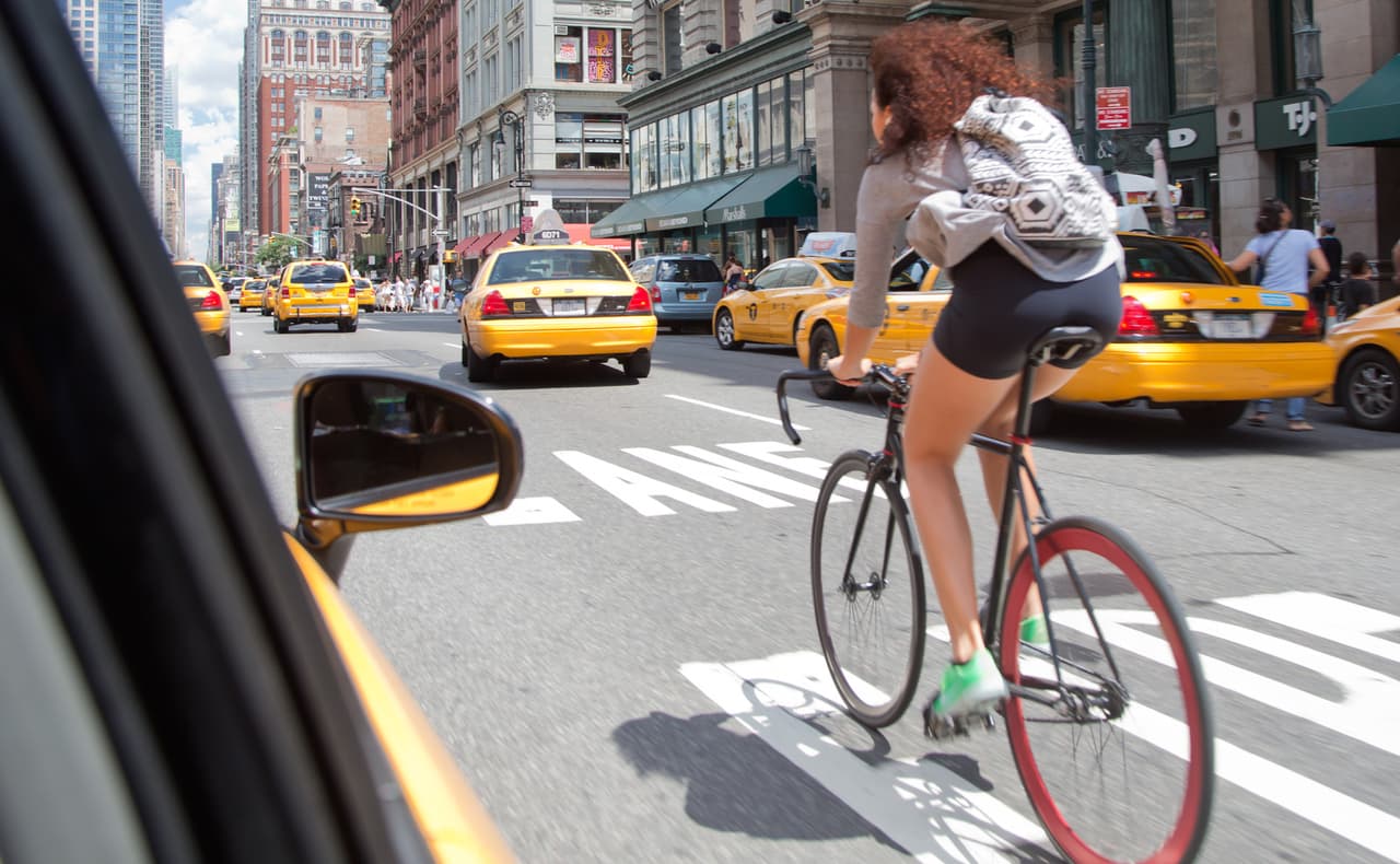 <b>Puesto 7. Nueva York</b>
<br>
<br>Porcentaje de hogares que reciben cupones de alimentos: 20.3%.
<br>
<br>Total de hogares que reciben cupones de alimentos: 1,514,547.
<br>
<br>Beneficio promedio por hogar: 237 dólares (el puesto 25 más alto entre todos los estados). 
<br>
<br>La tasa de pobreza de la ciudad 
<a href="https://www.wsj.com/articles/new-york-city-poverty-rate-falls-to-historic-lows-11569881226"><u>se acercó a mínimos históricos antes de la pandemia</u></a>. Uno de cada seis niños en Nueva York enfrenta inseguridad alimentaria y el 10.8% de la población total padece este problema.