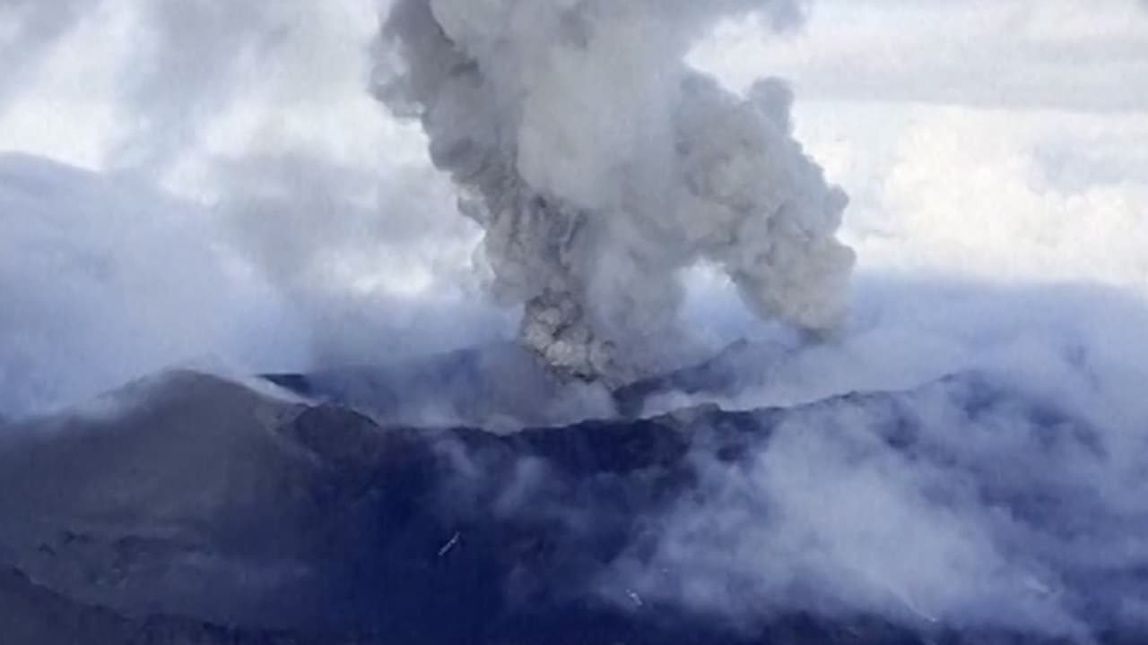 La impresionante erupción de un volcán por primera vez en más de 600 años tras el terremoto en Rusia