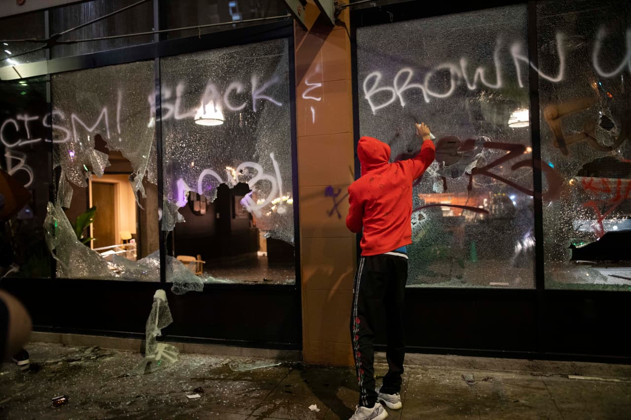 A pesar de que las agencias del orden continuarán dando espacio para que se desarrollen manifestaciones pacíficas, el LAPD informó que 
<a href="https://www.univision.com/local/los-angeles-kmex/policia-de-los-angeles-no-tolerara-violencia-y-vandalismo-durante-protestas-por-la-muerte-de-george-floyd">no permitirá acciones violentas y vandalismo durante dichas protestas</a>.