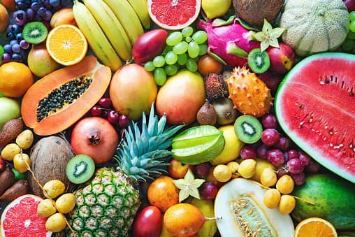 <b>Frutas y verduras-</b> De acuerdo con información de 
<a href="https://www.gob.mx/senasica/acciones-y-programas/informacion-para-viajeros-193524" target="_blank">Servicio Nacional de Sanidad, Inocuidad y Calidad Agroalimentaria (Senasica)</a> de México este tipo de producto sólo podrá ingresarse de manera deshidratada, sin semillas, empacada y cerrada con el sello original de venta. Asimismo, deberá proceder de áreas libres de plagas.