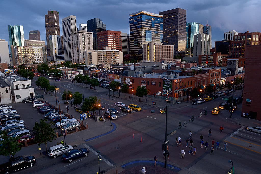 <b>Denver, Colorado, </b>presenta un hundimiento promedio ponderado por área superior a 2 mm por año y el fenómeno es muy extendido, impactando a casi toda la ciudad. El GIA es el factor dominante que causa una pérdida de elevación regional, con tasas que llegan a los 3 mm por año.