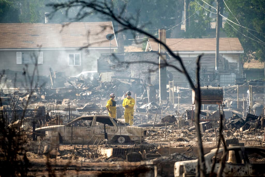 Un portavoz de Cal Fire informó que las personas heridas fueron trasladadas a un hospital el viernes por la tarde, pero se desconoce su estado de salud al momento.
