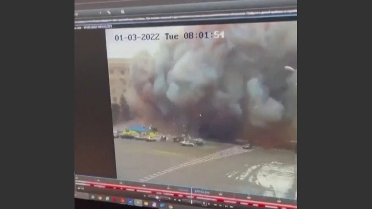 <b>Video: el impacto de un misil ruso en un edificio del gobierno en Járkov, Ucrania</b>
<br>
<br>El ministro ucraniano de Asuntos Exteriores compartió el video de seguridad en el que se observa el momento en que un misil impacta en una estructura gubernamental en la segunda ciudad de Ucrania.