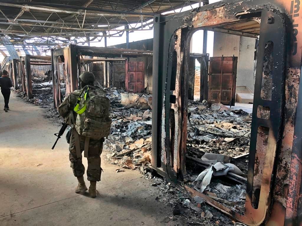 Soldados estadounidenses recorren una zona destruida por el ataque que lanzó Irán sobre la base aérea al-Asad, utilizada por EEUU en la lucha contra el grupo Estado Islámico en Irak. Esta instalación militar fue golpeada por al menos 11 misiles, pero una alerta temprana impidió que hubiera bajas en las tropas estadounidenses.