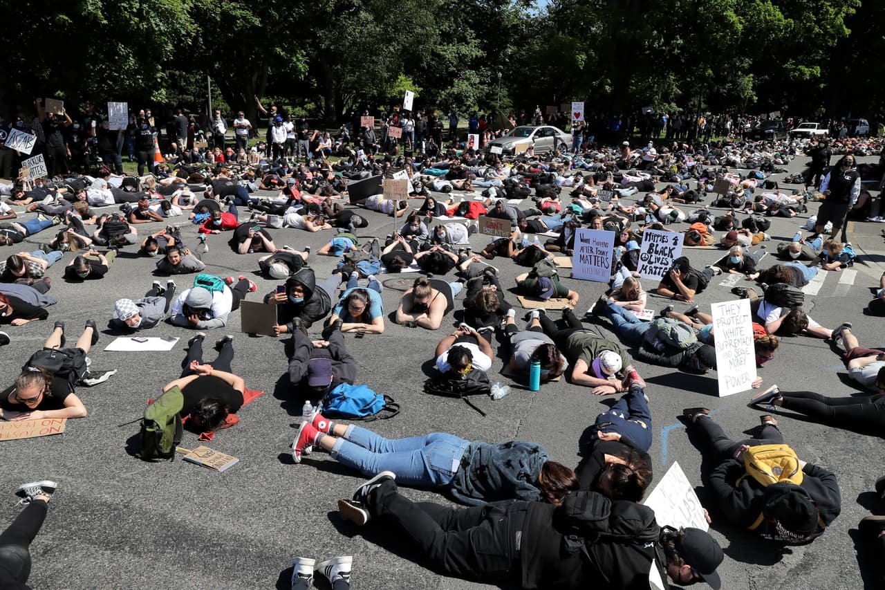 En Tacoma, estado de Washington, hubo otra protesta similar. El presidente Trump dijo el martes que 
<b><a href="https://www.univision.com/noticias/edicion-digital/en-que-consiste-la-ley-de-insurreccion-que-amenazo-donald-trump-con-invocar-video">podría invocar la Ley de insurección</a></b>, que permite movilizar a los militares, con el propósito de frenar la ola de manifestaciones contra el racismo y la brutalidad policial. Pero este jueves el secretario de Defensa de Estados Unidos, 
<b><a href="https://www.univision.com/noticias/politica/esper-el-secretario-de-defensa-opuesto-a-militarizar-la-respuesta-a-las-protestas">Mark Esper, manifestó su oposiciónal uso de fuerzas militares para controlar situaciones de orden civil</a></b>.