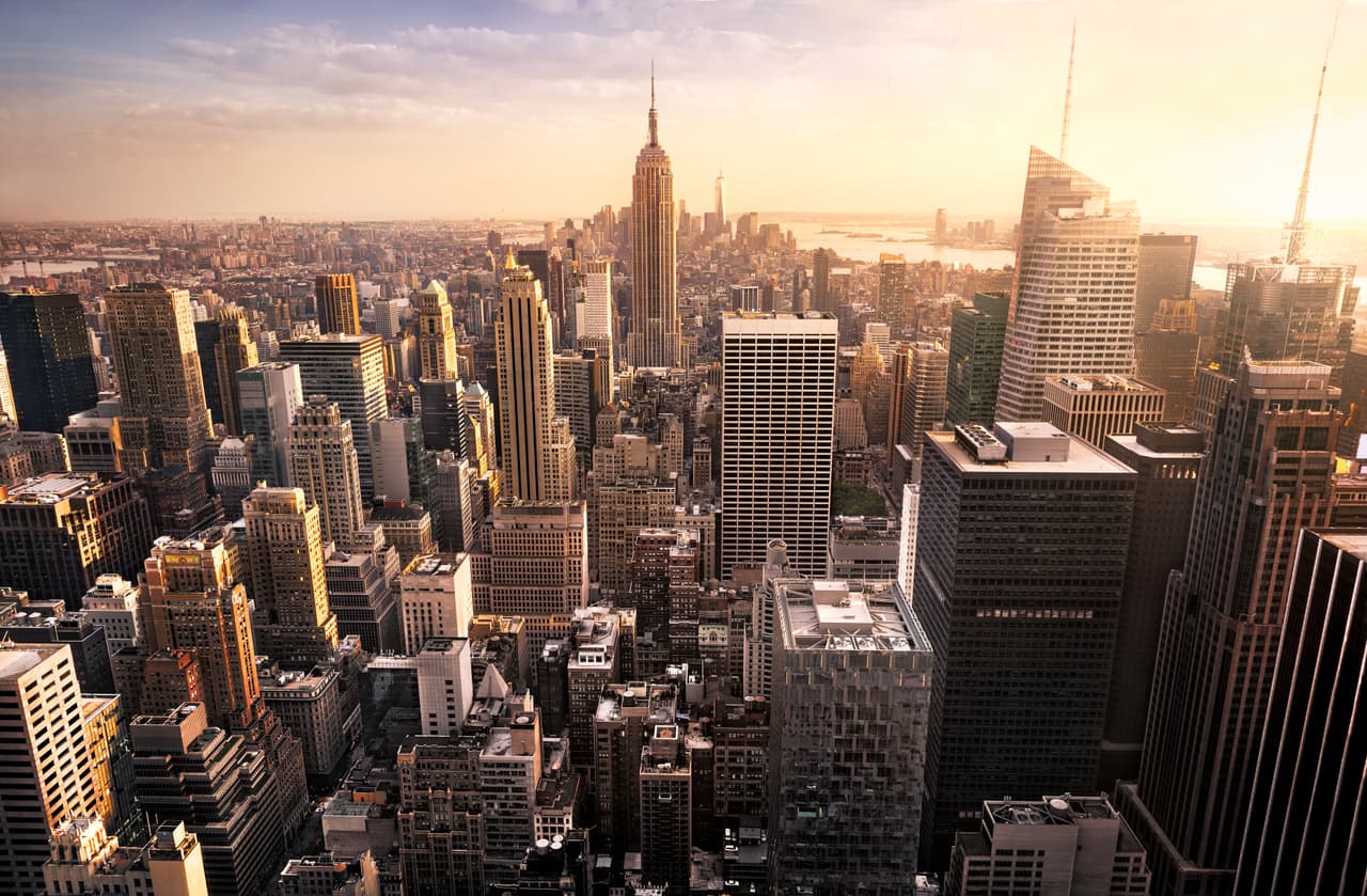<h3 class="cms-H3-H3"><b>11. Nueva York</b></h3>
<br>
<br>
<b>Costo promedio por el galón de gasolina:</b> $3.63
<br>
<b>Diferencia vs. promedio nacional: +</b>$0.17
<br>
<b>Costo promedio hace un mes:</b> $3.48
<br>
<b>Costo promedio hace un año:</b> $2.57
