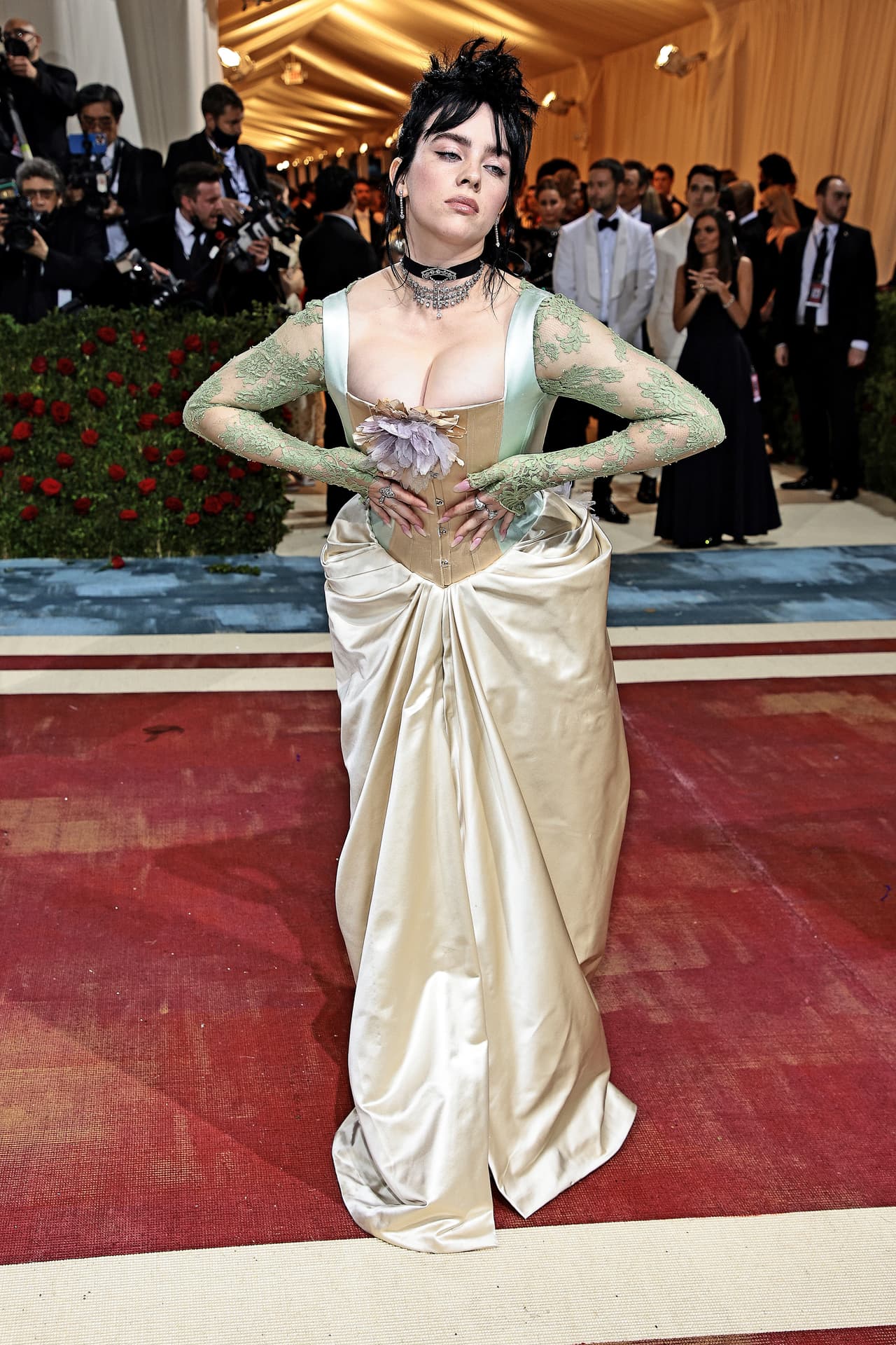 <b>Billie Eilish</b> demostró que toma nota cuando se anuncia el tema de la Met Gala, pues se alejó del vestido tipo Marilyn Monroe que llevó el año pasado para lucir un diseño de Gucci que por su confección gritaba ‘Gilded Glamour’.