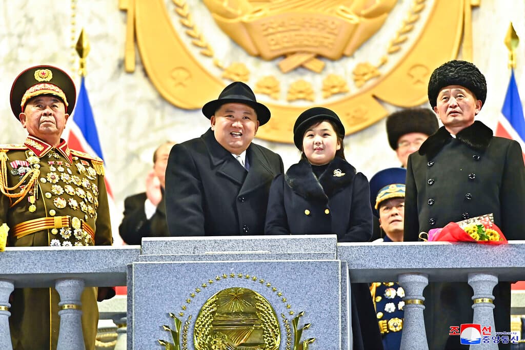 Los medios de comunicación estatales han señalado un papel elevado para Kim Ju Ae. La han llamado "respetada" y "querida", y una foto publicada el martes la mostraba sentada en el asiento de honor en un banquete, flanqueada por generales y sus padres.
