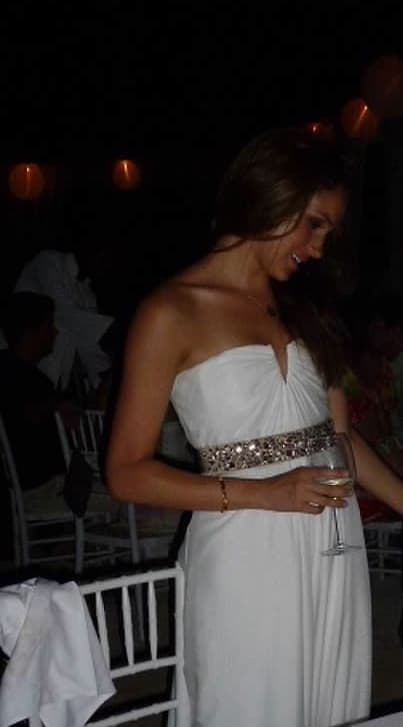 <b>Septiembre,</b> 
<b>2011</b>
<br>Para su primera boda en Jamaica con el productor cinematográfico Trevor Engelson, Meghan eligió un sencillo vestido blanco largo en strapless con escote de lágrima y un cinturón de bisutería. Acompañó todo con una pulsera y un espectacular bronceado.