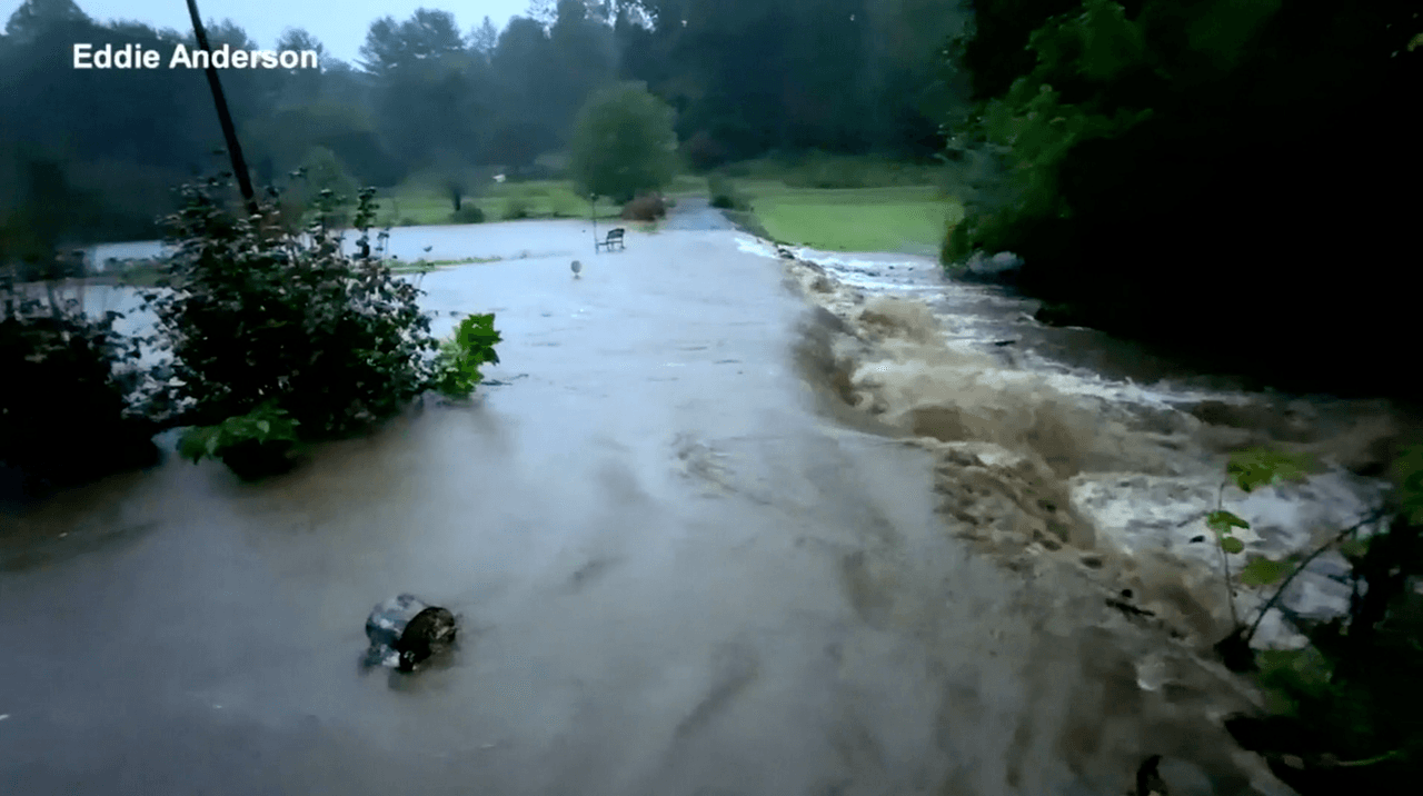 Las lluvias de las últimas horas dejaron inundaciones al oeste de Carolina del Norte. Un estado de emergencia fue emitido en el condado de McDowell, donde se registraron deslizamientos de tierra.