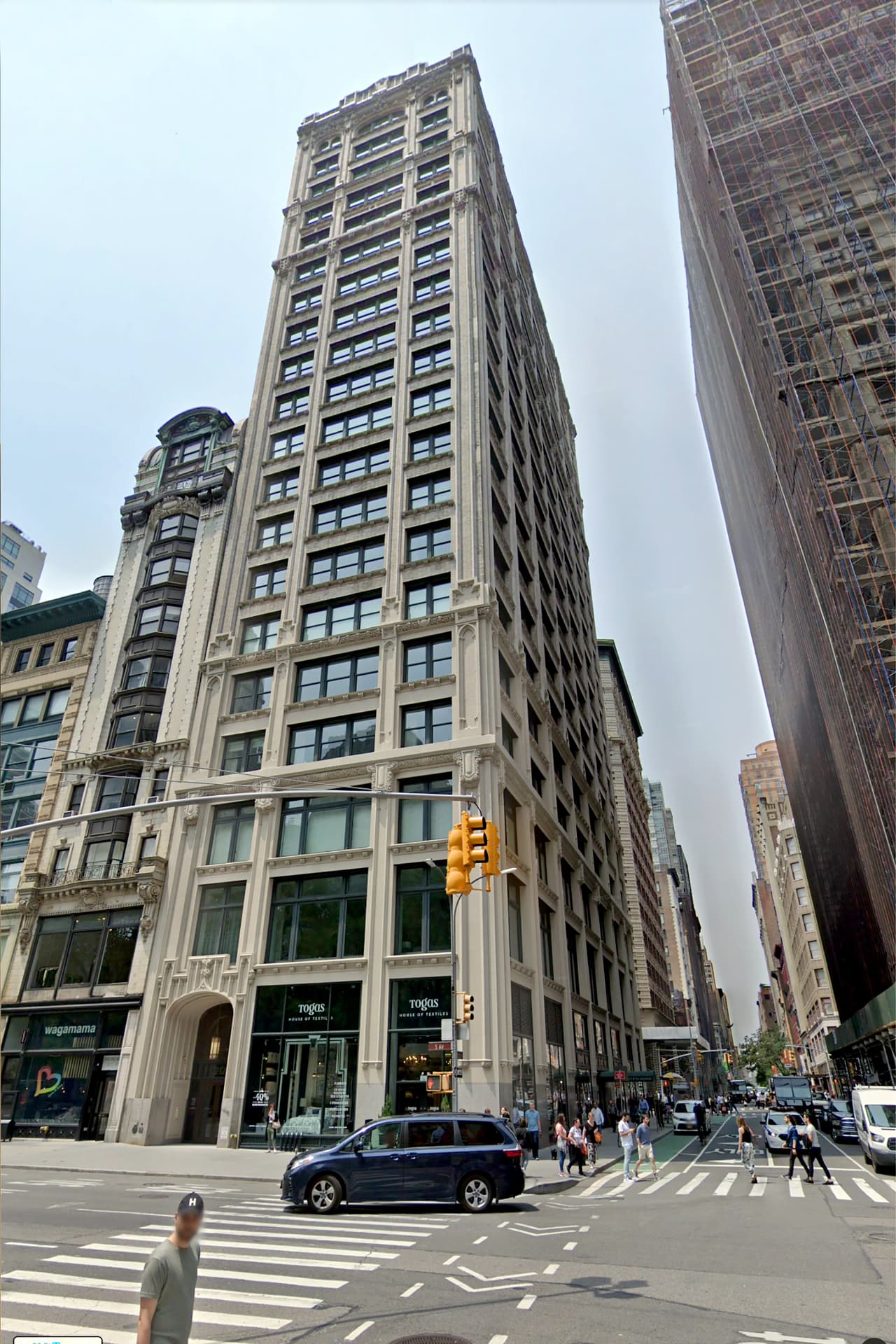 <b>Puesto 11. Tres departamentos en el edificio 212 de la 5ta Avenida, Nueva York: 81 millones de dólares. </b>El ático y dos unidades del piso inferior suman más de 17,000 pies cuadrados al combinarse en una vivienda unifamiliar. Fueron compradas por 
<a href="https://therealdeal.com/2019/06/04/amazons-jeff-bezos-pays-80m-at-212-fifth/" target="_blank">Jeff Bezos, CEO y fundador de Amazon</a> a mediados de 2019.