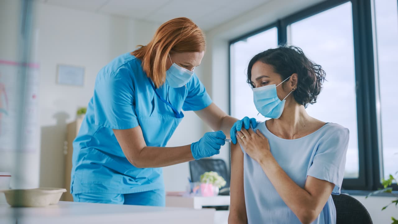 Los Centros para el Control y la Prevención de Enfermedades de Estados Unidos (CDC) dicen que las personas deben aplicarse la 
<b><a href="https://www.univision.com/local/philadelphia-wuvp/vacuna-covid-19-filadelfia-donde-y-cuando">vacuna del covid-19</a></b> cuando sea su turno, sin importar si contrajeron el virus en el pasado.