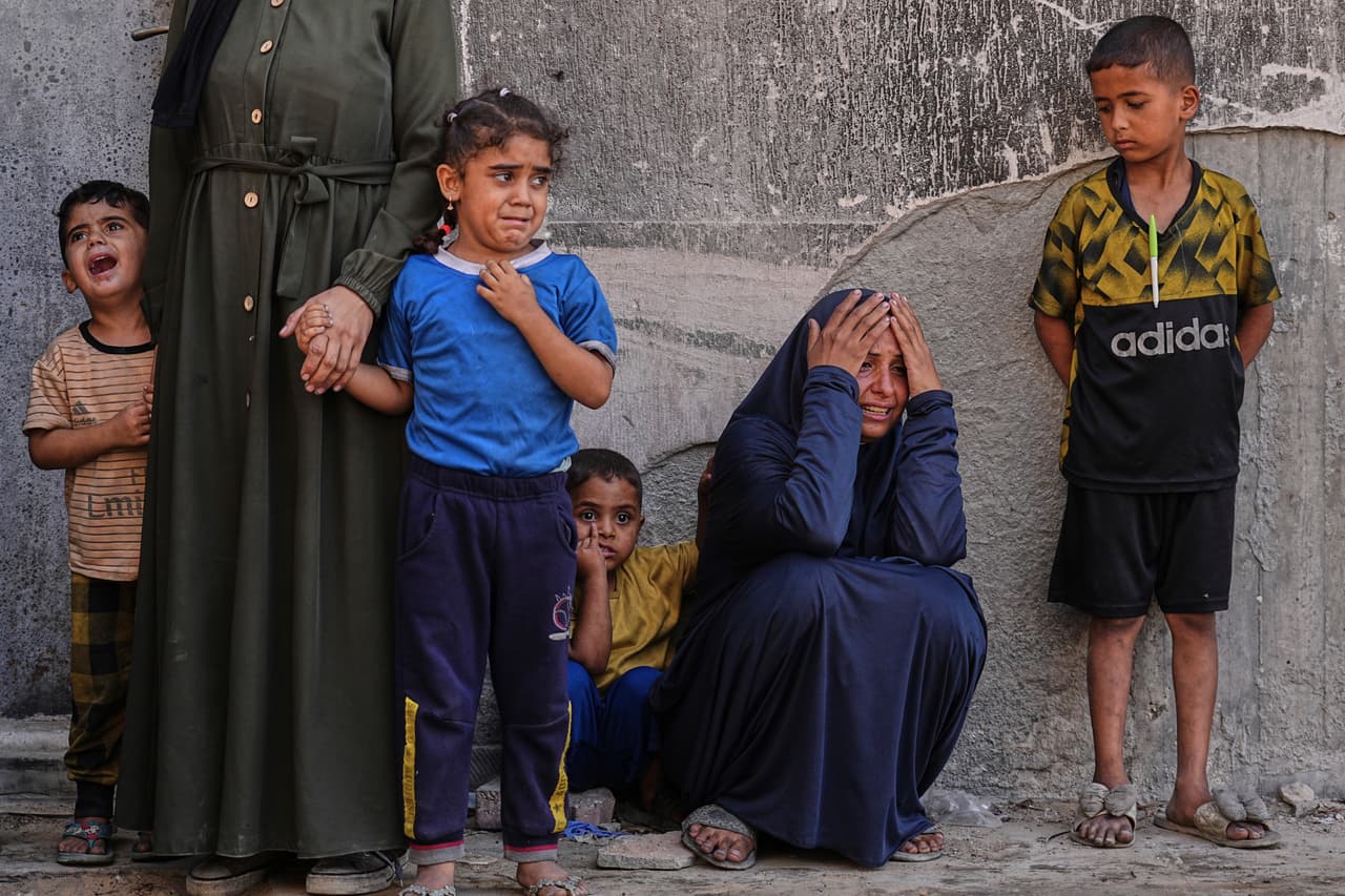 Familiares de palestinos muertos en ataques israelíes en la Franja de Gaza lloran su muerte en el Hospital Shifa de la ciudad de Gaza, el sábado 28 de junio de 2025. (Foto AP/Jehad Alshrafi)