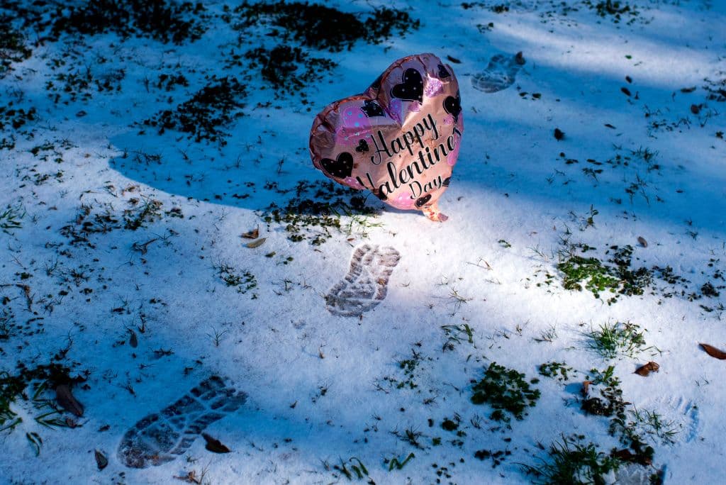 Más de tres millones de hogares
<a href="https://www.univision.com/noticias/estados-unidos/tormenta-invernal-afecta-25-estados-al-menos-50-millones-de-personas-bajo-cero">se han quedado sin servicio de electricidad</a> desde las primeras horas del lunes debido al paso de la tormenta invernal en el país. La mayoría de ellos, en Texas, donde la demanda de electricidad registró un alza poco frecuente para el invierno. En la imagen, un globo de San Valentín reposa entre la nieve en Houston.