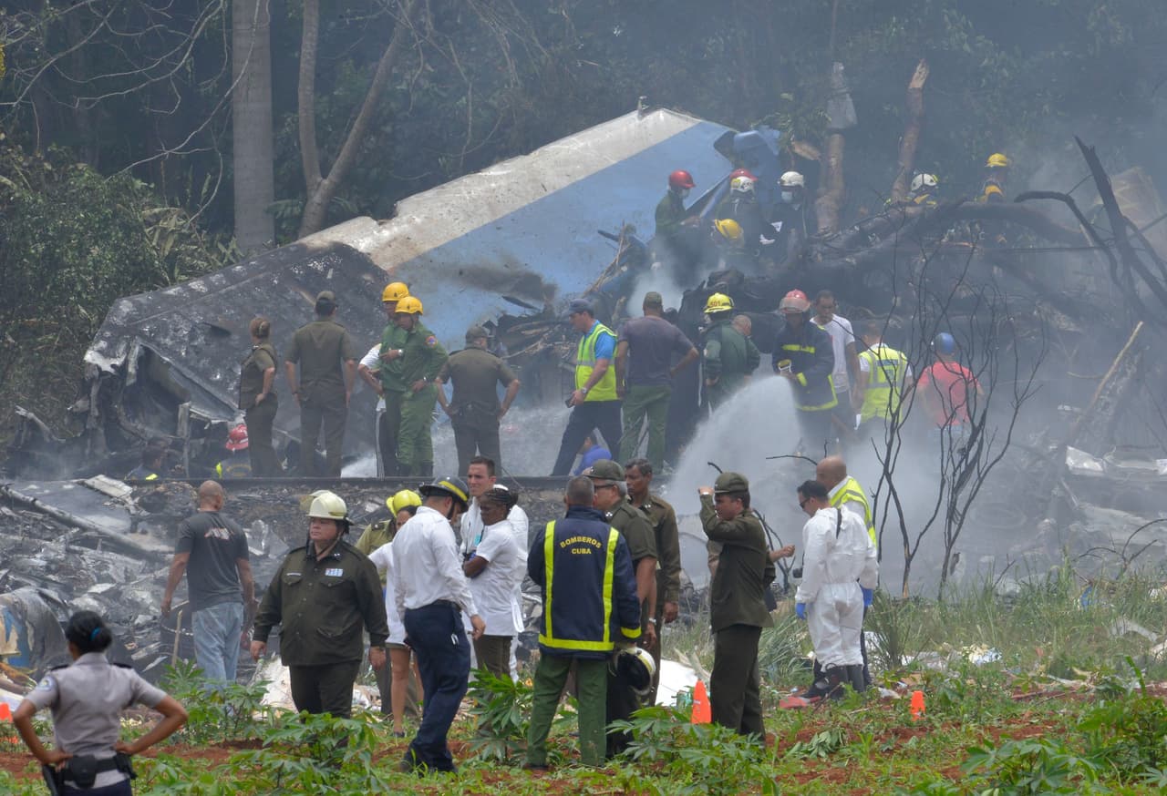 La aeronave que se dirigía desde La Habana hasta la provincia oriental de Holguín se precipitó entre la terminal aérea y el poblado de Santiago de Las Vegas, un área situada a unos 20 kilómetros al suroeste de la capital, según una nota oficial leída en el noticiero de la televisión estatal.