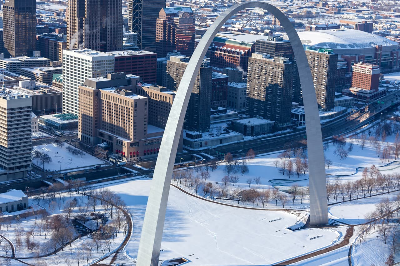 <h2 class="cms-H2-H2">Kansas City y St. Louis, Missouri</h2>
<br>
<br>El riesgo de heladas y caminos congelados es patente en estas ciudades de Missouri, de acuerdo con el centro regional del NWS. Los pronósticos señalan que se esperan nevadas en la región, acompañadas por fuertes y peligrosos vientos, que continuarán hasta la mañana del sábado. La temperatura mínima para Kansas City para este viernes es de 2º F (-16.6º C) mientras que para St. Louis (en la imagen) es de 1º F (-17º C). 
<br>