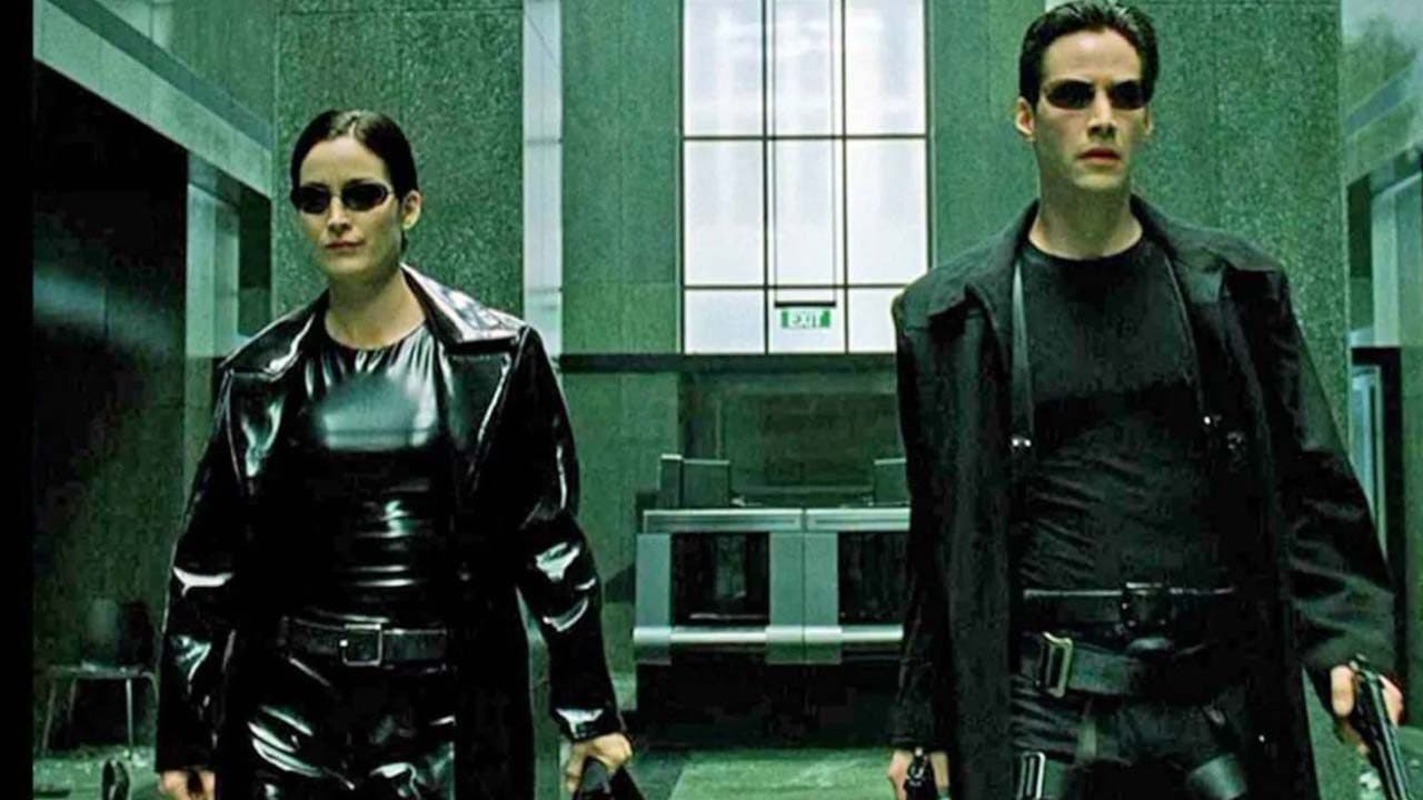 <b>Carrie-Anne Moss</b>
<br>Con mucha expectativa en 2021 se estrenó la cuarta entrega de la saga de 'Matrix' y Carrie-Anne Moss, quien le dio vida a Trinity durante todos los filmes, mostró su cariño por este personaje.
