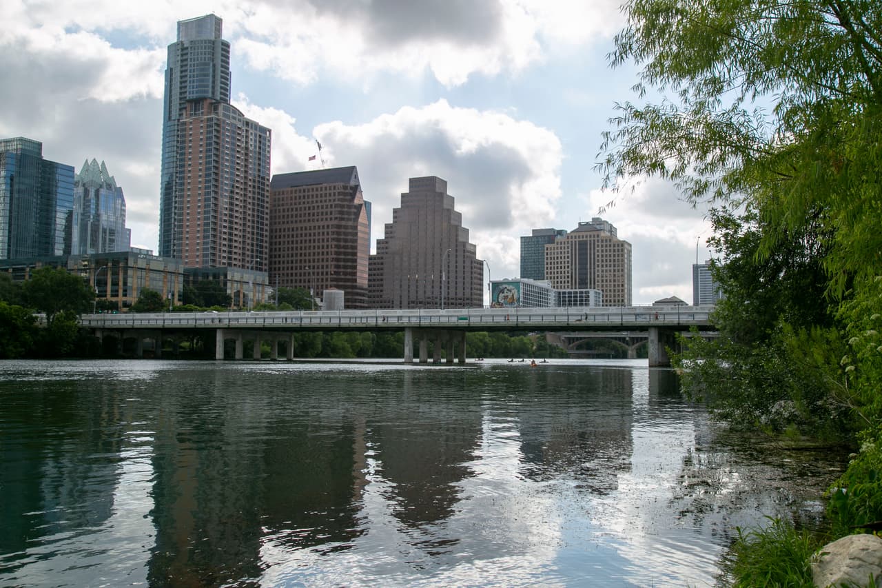 Lady Bird Lake, que realmente es un embalse que conecta con el río Colorado, está ubicado en el corazón de la capital texana.
