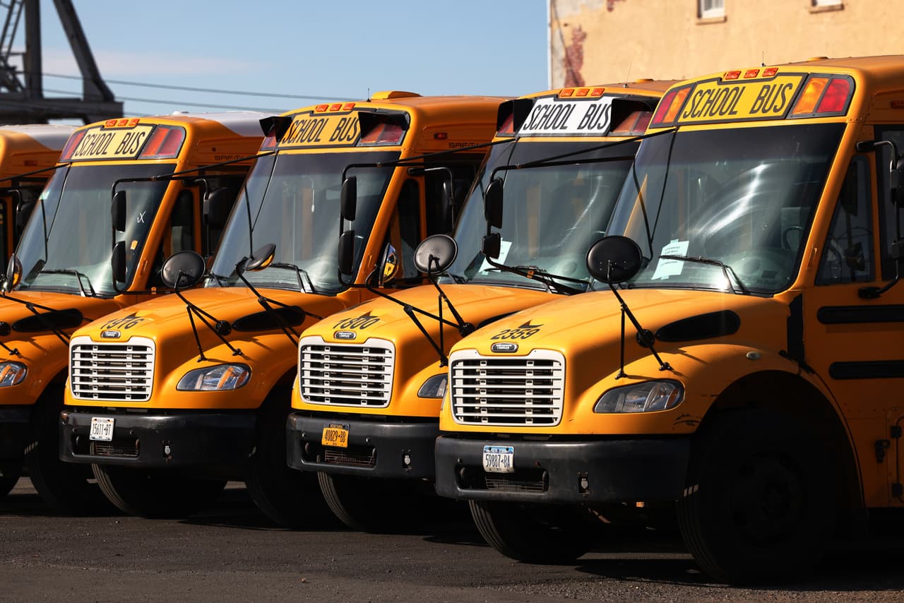 Un portavoz de Austin ISD dijo que dos estudiantes se pelearon el jueves por la tarde en 
<a href="https://www.univision.com/local/austin-kakw/padres-de-familia-temen-ante-los-altos-niveles-de-violencia-registrados-en-escuelas-de-austin-isd-video">Akins Early College High School</a> cuando uno lastimó al otro con un cuchillo. El distrito declaró que no había ninguna amenaza para la escuela.