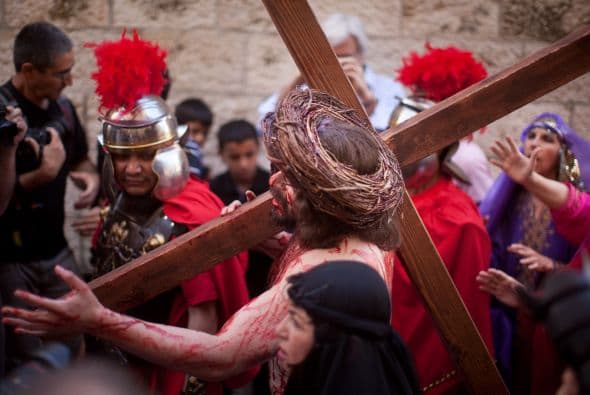 Tercera Estación: Jesús es condenado por el Sanedrín.
