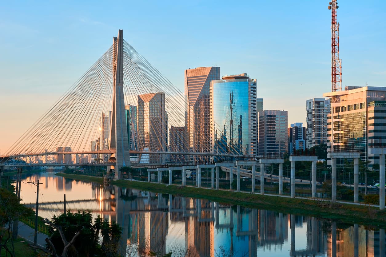 <b>Puesto 4. São Paulo, Brasil: 22,043,000 habitantes en 2020. </b>Tenía 17,014,000 en 2000 (su población creció 29.5% en las dos últimas décadas). Esta es la ciudad más poblada de Brasil y de América Latina, según las proyecciones de la ONU en 2035 superará los 24 millones.
<br>