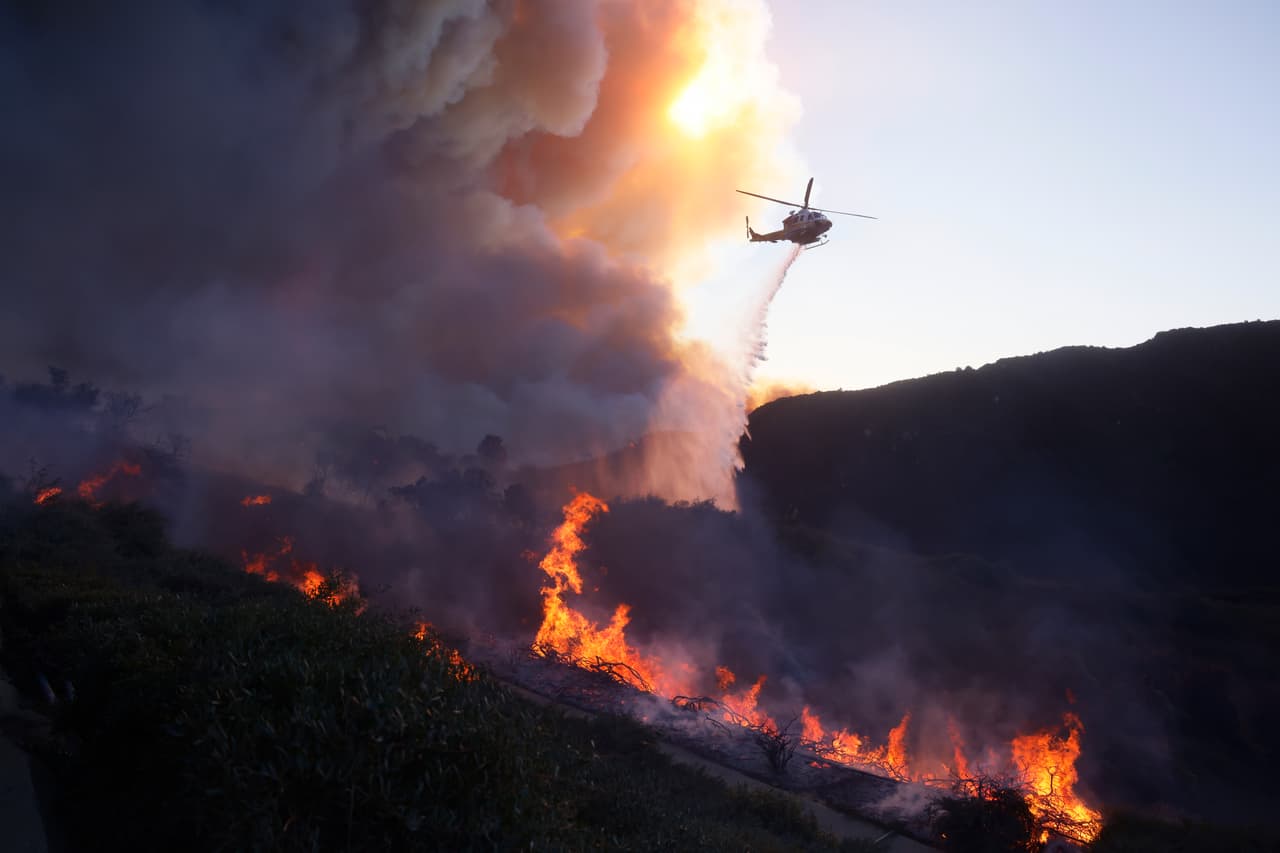 Apoyo aéreo: Helicópteros especializados trabajan intensamente para apagar las llamas y proteger áreas críticas.
