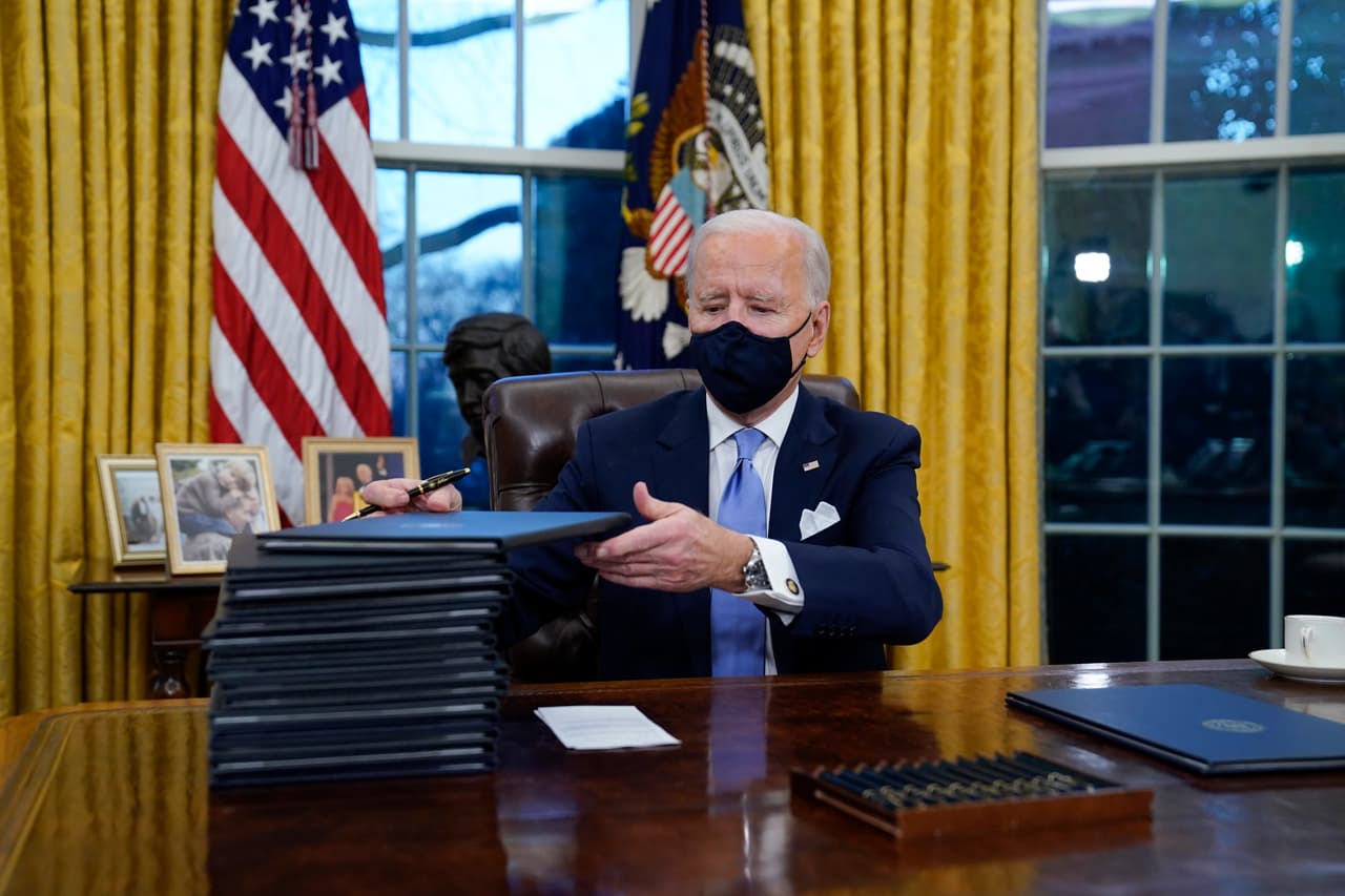 <b>Múltiples órdenes ejecutivas para revertir políticas de Trump: "Esto es solo el comienzo"</b>.
<br>
<br>El propio día de su toma de posesión, Joe Biden firmó alrededor de 20 acciones ejecutivas. Estos primeros decretos 
<a href="https://www.univision.com/noticias/elecciones-en-eeuu-2020/estos-son-los-decretos-con-los-que-biden-revertira-politicas-trump"><u>mostraron el camino que tomará su administración y establecieron sus prioridades</u></a>: volver a la Organización Mundial de la Salud, regresar al tratado climático de París y revertir las políticas de tolerancia cero en la migración impuestas por su predecesor, entre otras.
<br>
