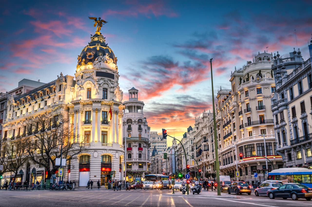 <h2 class="cms-H2-H2">5. España</h2>
<br>
<br>🛫 
<b>¿Cuántos estadounidenses se mudaron a este país en 2021? </b>7,173.
<br>
<br>🛫 
<b>¿Cuánto ha incrementado el porcentaje de migrantes estadounidenses a este país entre 2019 y 2021?</b> 1%
<br>
<br>🛫
<b> ¿Cuántos estadounidenses residen en este país? </b>57,000.
<br>