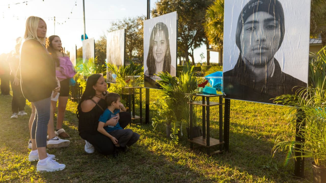 Proyecto de IA recrea la voz de víctimas en Parkland para pedir mayor control de armas