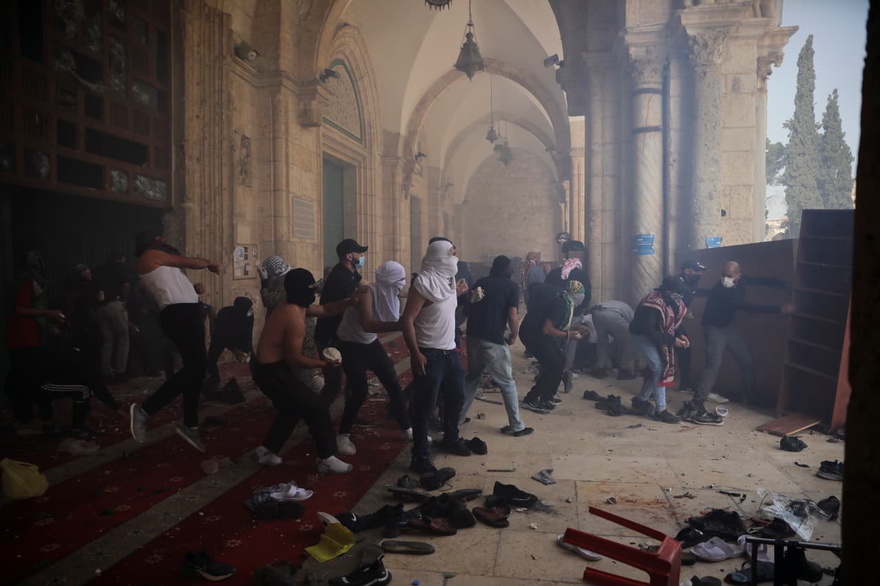 Esta imagen muestra el enfrentamiento entre manifestantes palestinos y autoridades de Israel en Jerusalén el 10 de mayo. La espiral de violencia ha suscitado temores de una nueva "intifada" o levantamiento palestino.
<br>